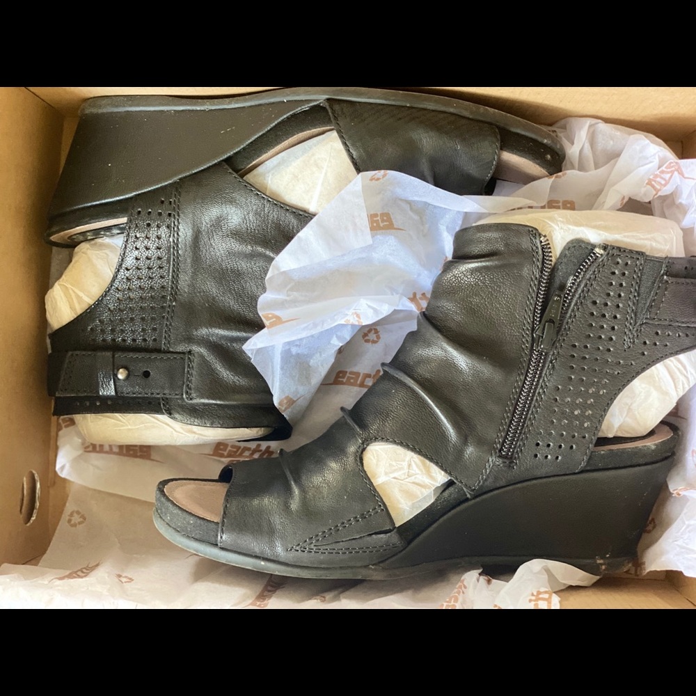 Earth Genuine Leather Black Sandals